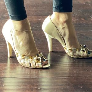 Sweet cream statin open toe heels w flower detail